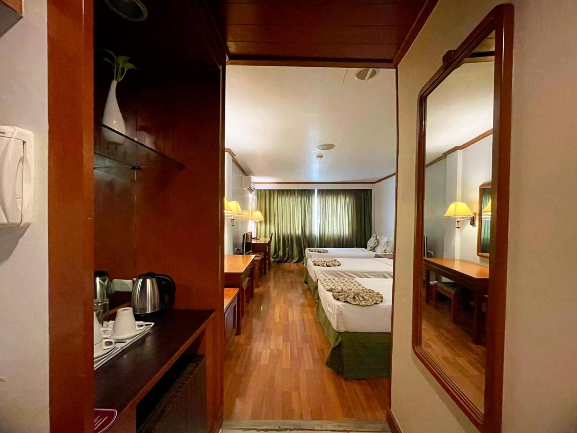 Arawana Regency Park Sukhumvit Hotell Bangkok Exteriör bild