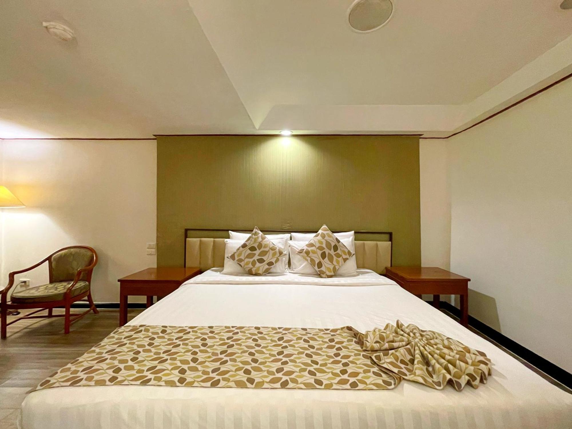 Arawana Regency Park Sukhumvit Hotell Bangkok Exteriör bild