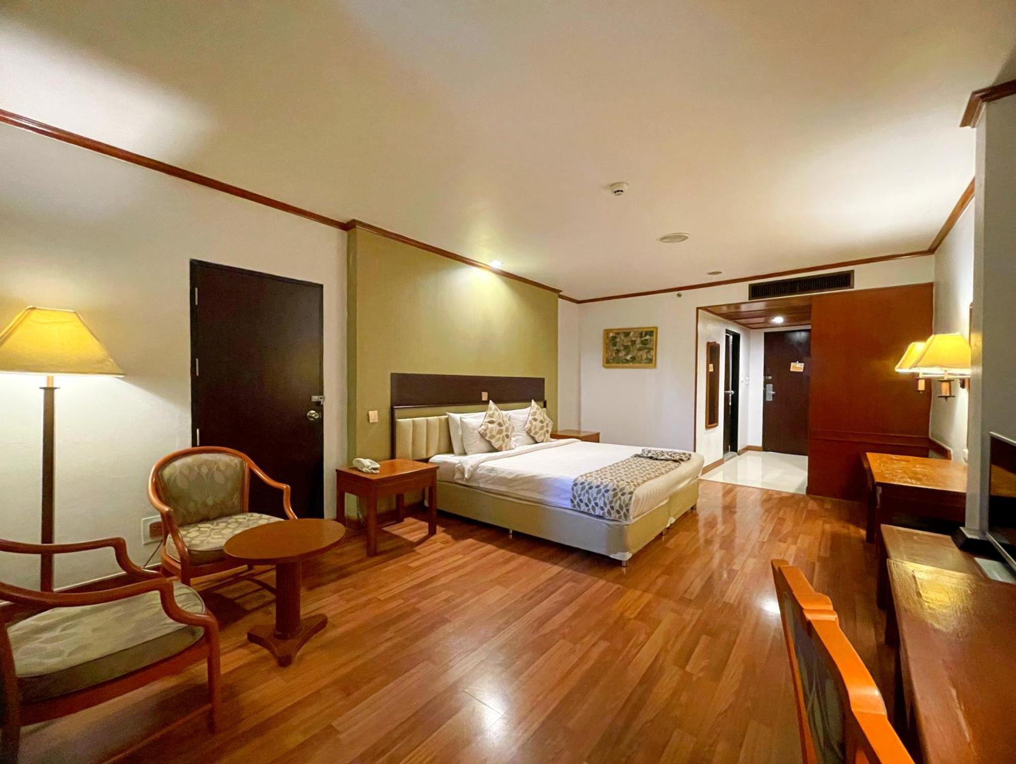 Arawana Regency Park Sukhumvit Hotell Bangkok Exteriör bild