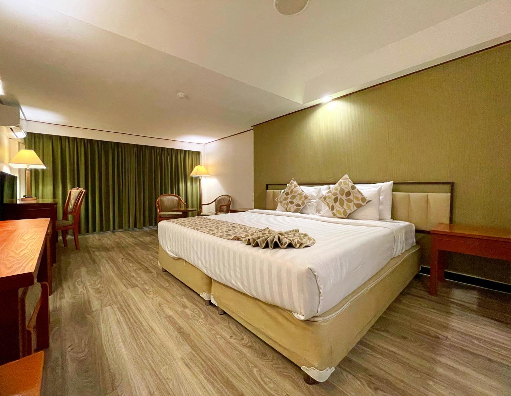 Arawana Regency Park Sukhumvit Hotell Bangkok Exteriör bild