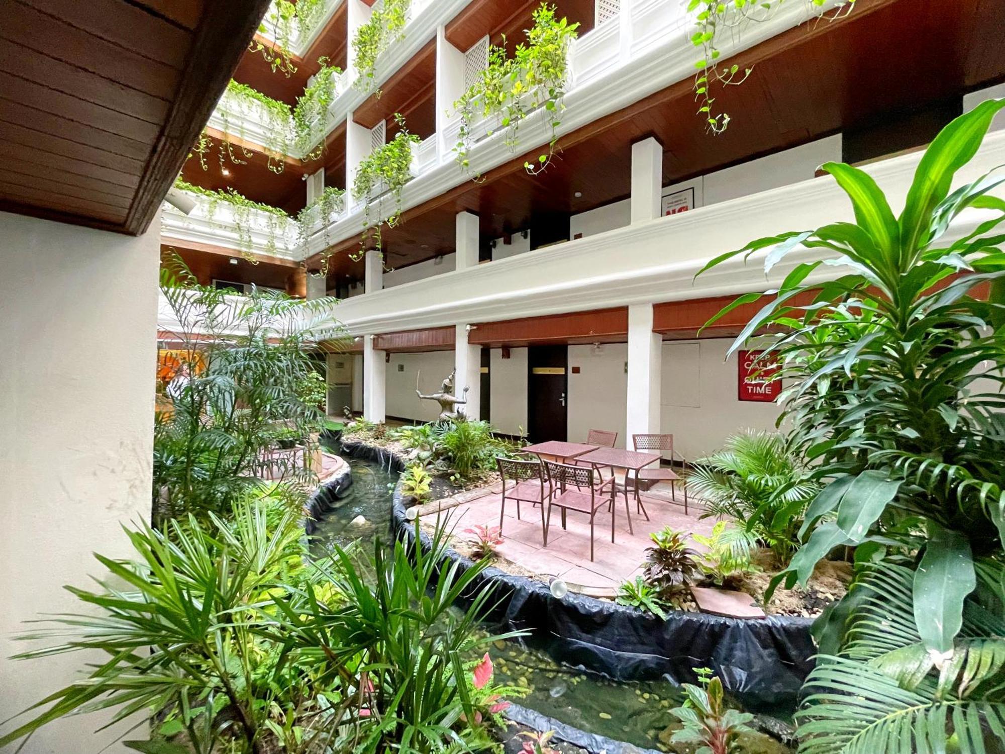 Arawana Regency Park Sukhumvit Hotell Bangkok Exteriör bild